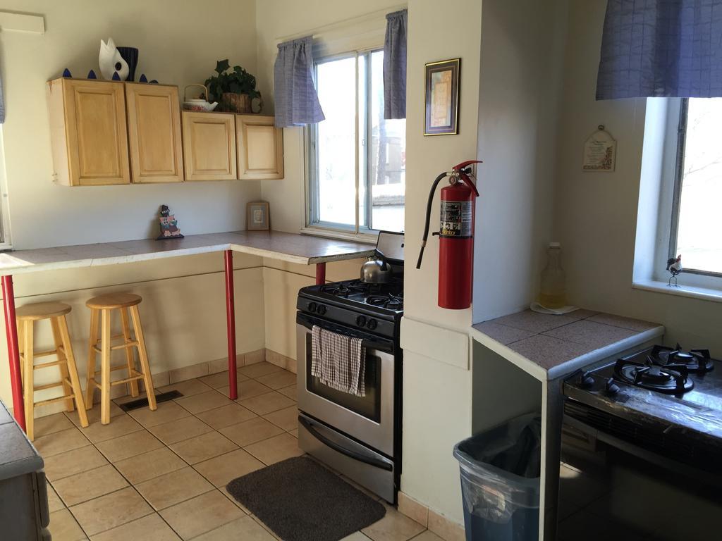 Avenues Hostal